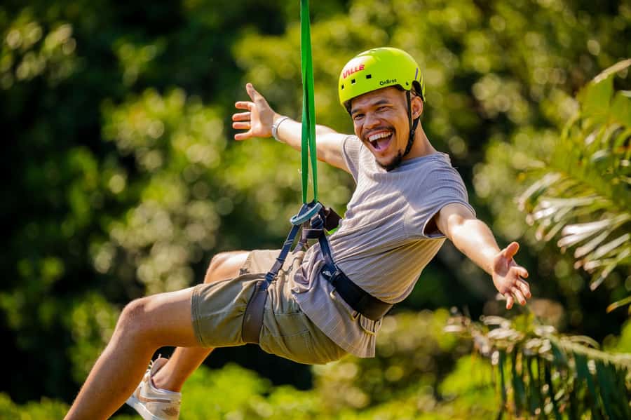 Mauritius: Vallé Advenature Park - Adventure Tour Zipline - Getting ready in a sitting harness