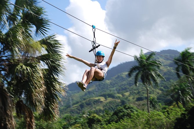 Monkeyland and Zipline Adventure from Puerto Plata - Meeting the squirrel monkeys at Monkeyland