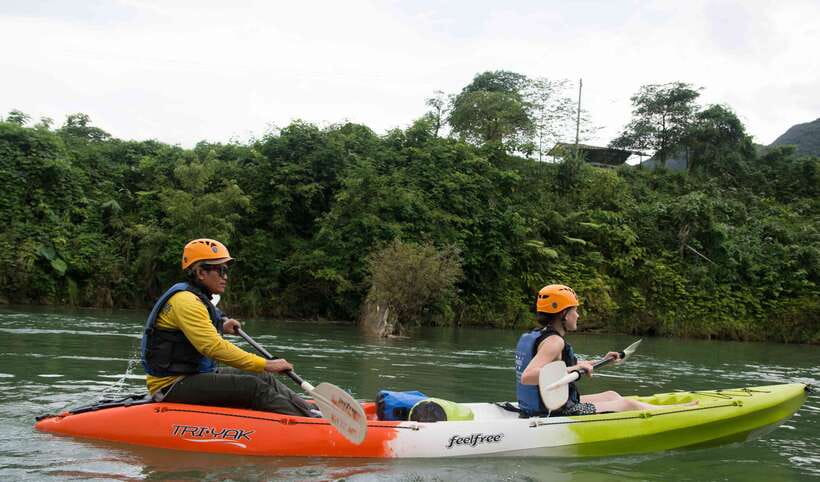 Vang Vieng: Kayaking & Cave Tubing with Zip Line/Blue Lagoon - A banana-leaf lunch beside Phar None Cliff